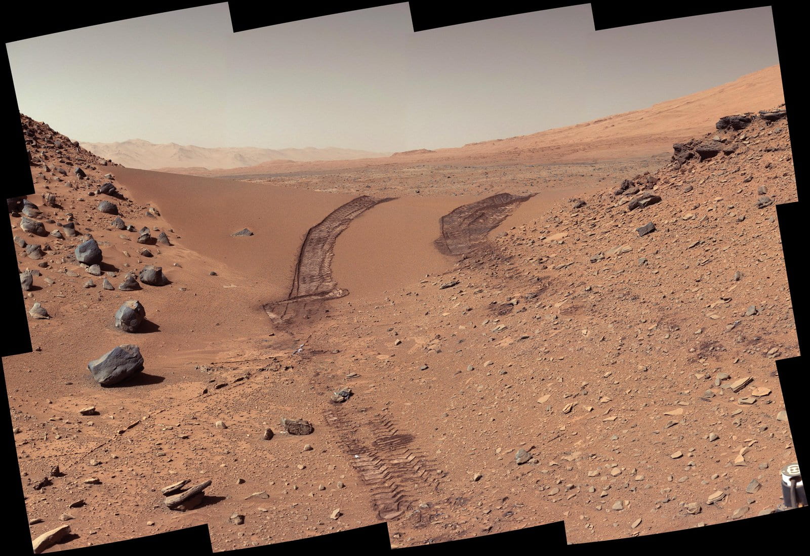 Curiosity's Color View of Martian Dune After Crossing It